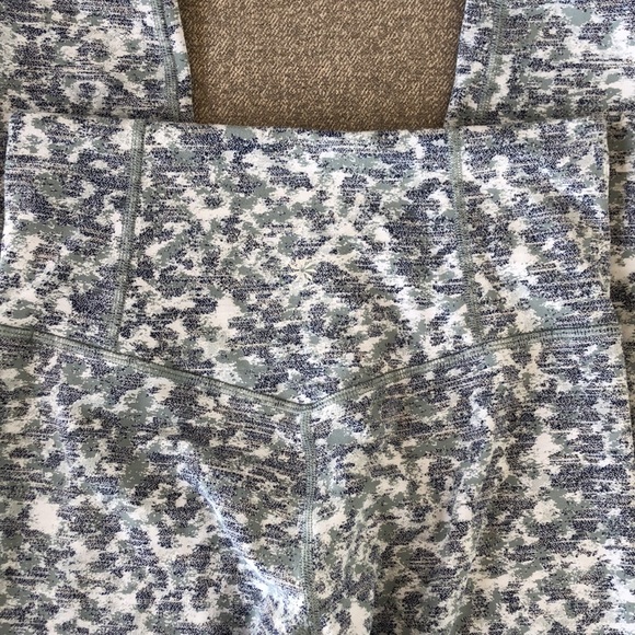 Worn once - ATHLETA Elation High-Rise 7/8 Textured Tight - Picture 7 of 10